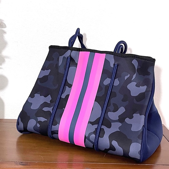Navy Camo print with bright pink stripe neoprene tote bag with wristlet. - Picture 2 of 6